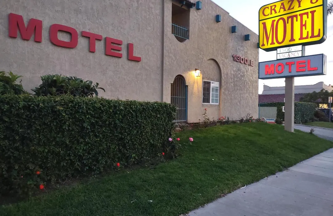 Crzy 8 Motel-1
