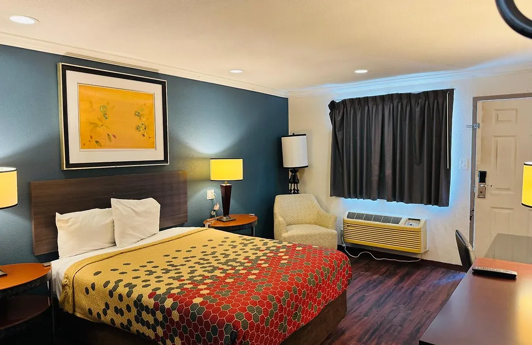 Baymont By Wyndham Bakersfield-1