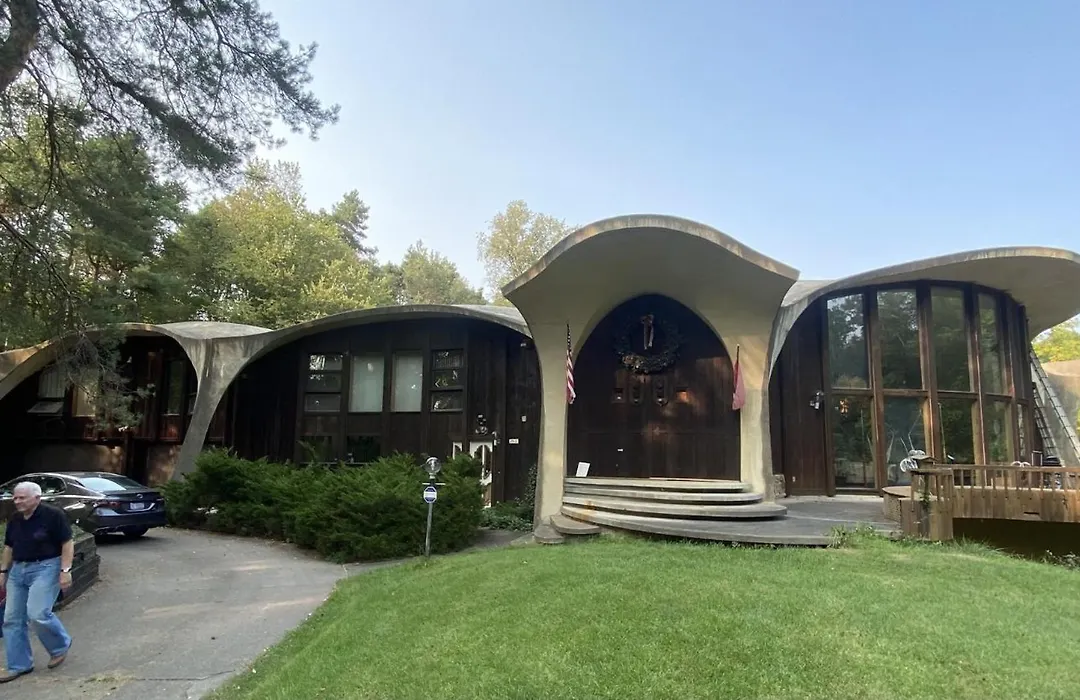 House Of The Future In The Woods Of West Lansing-1