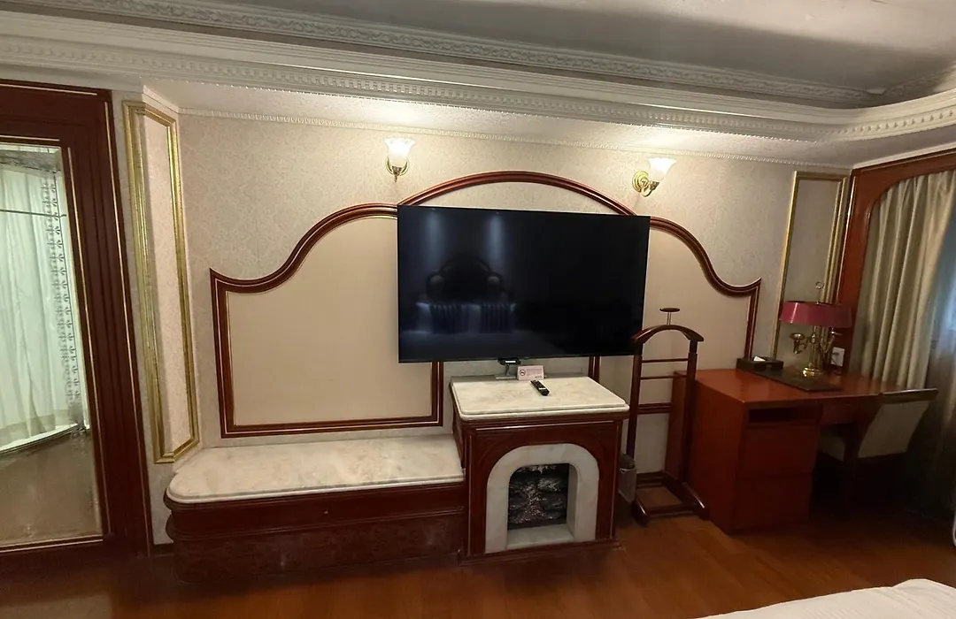 Happiness Hotel-1