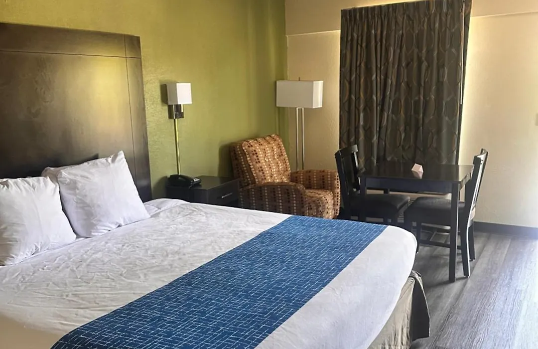 Travelodge By Wyndham Clarksville-1