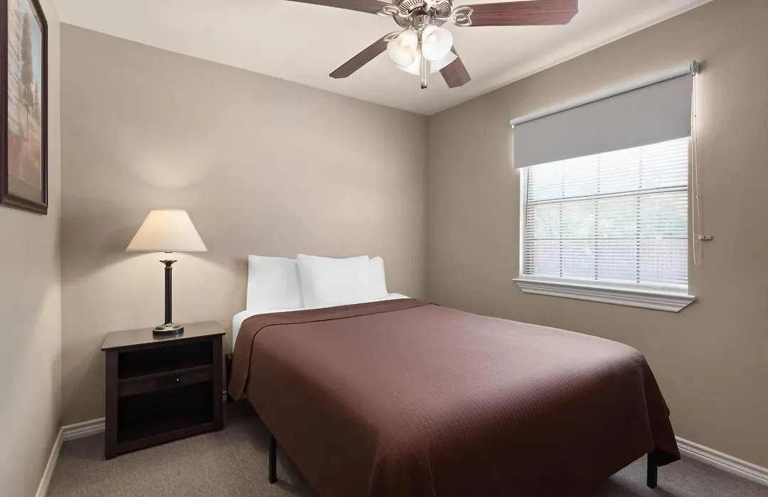 Eagle'S Den Suites Carrizo Springs A Travelodge By Wyndham-1