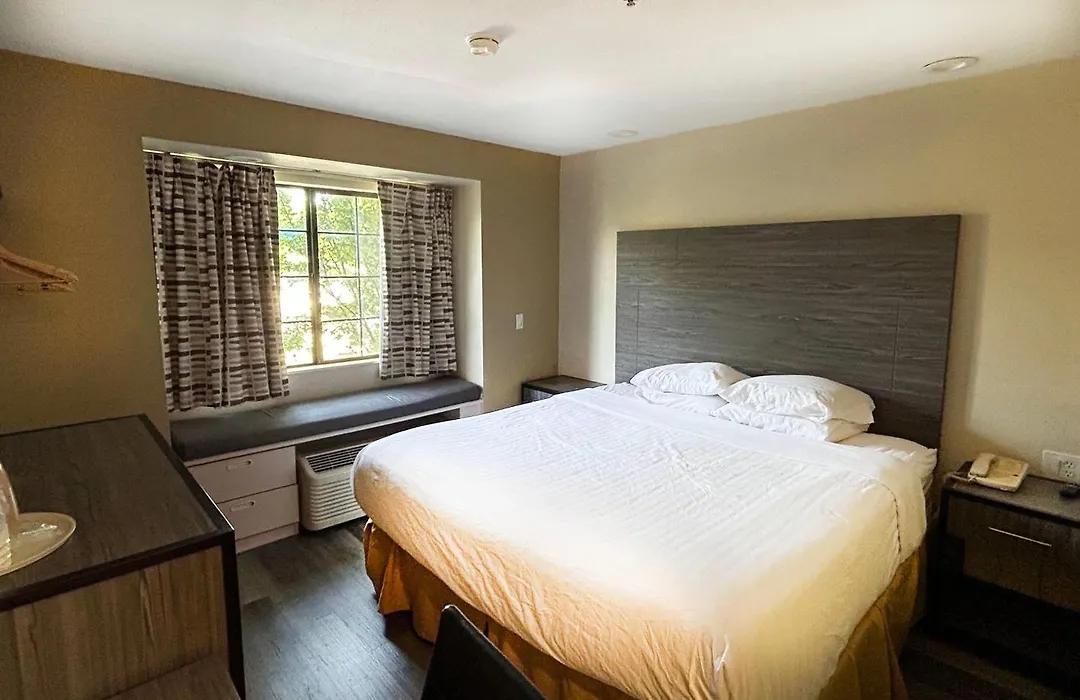 Travelodge By Wyndham Arlington/Dallas Area-1