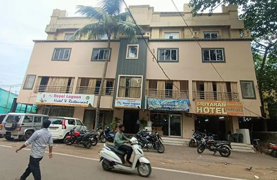 Fabhotel Royal Lagoon-1