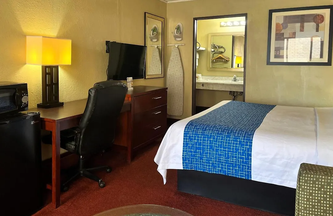 Travelodge By Wyndham Seymour-1