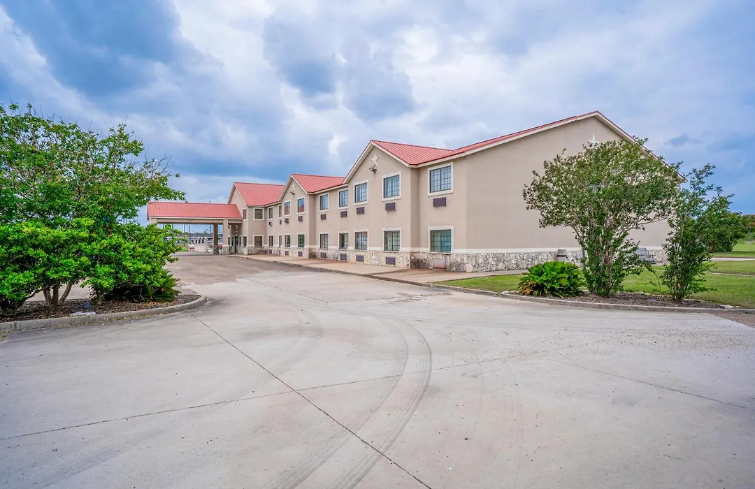 Days Inn & Suites By Wyndham Beeville-1