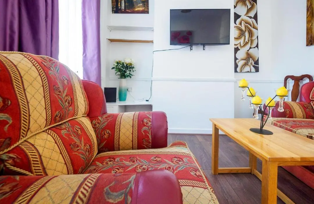 12 Cornwallis Lodge Family Room 1-1