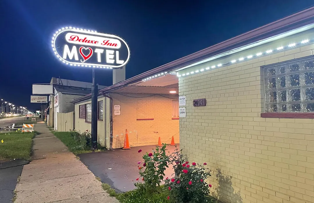 Deluxe Inn Motel-1