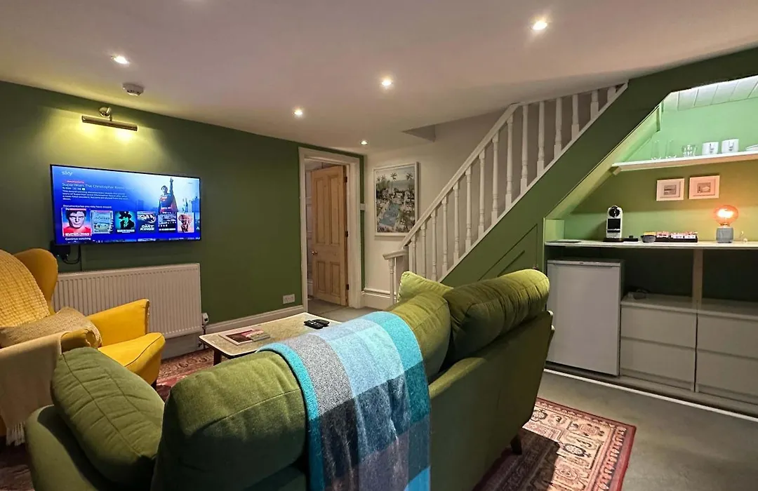 Thomas Kemp Suite-1