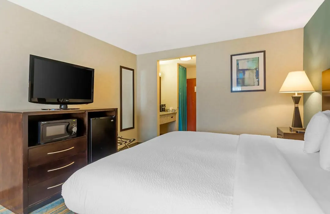 Best Western Plus Berkshire Hills Inn & Suites-1