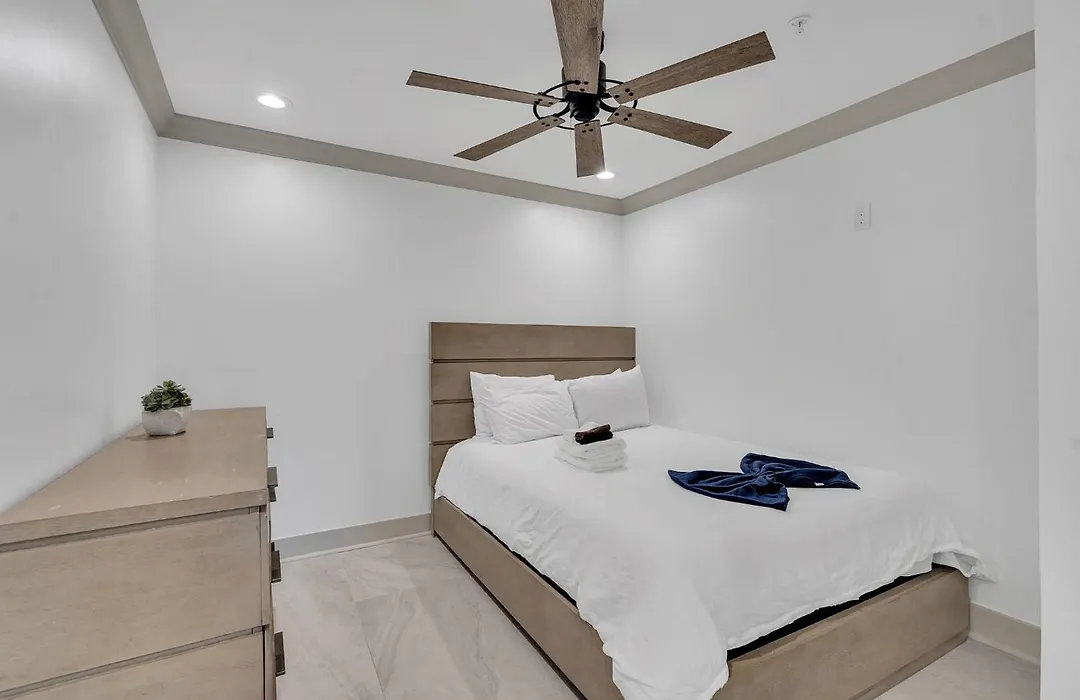 Sleeps 24-Spacious Suites Near Fq W Pool-1
