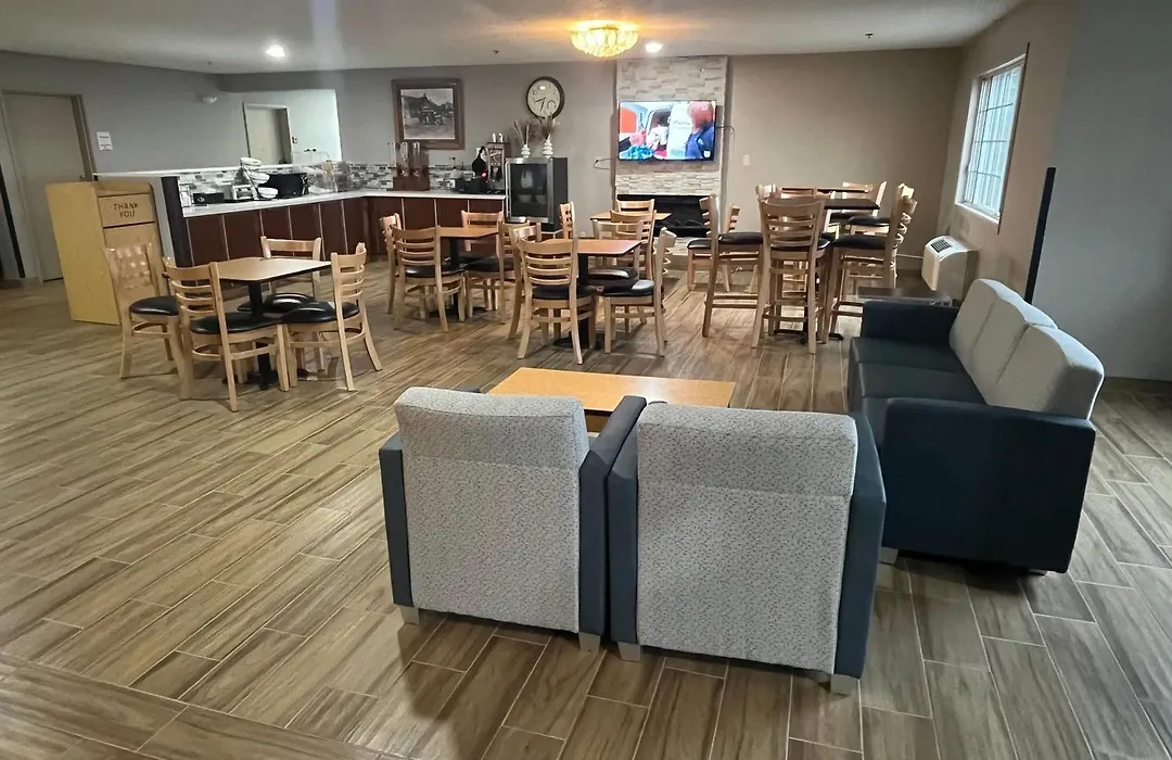Days Inn & Suites By Wyndham Williamsburg Ia North-1