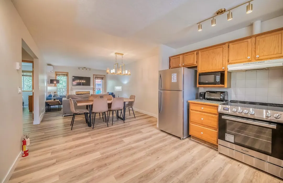 Bow Valley Chalets-Entire 2 King Bedrooms Townhouse-1