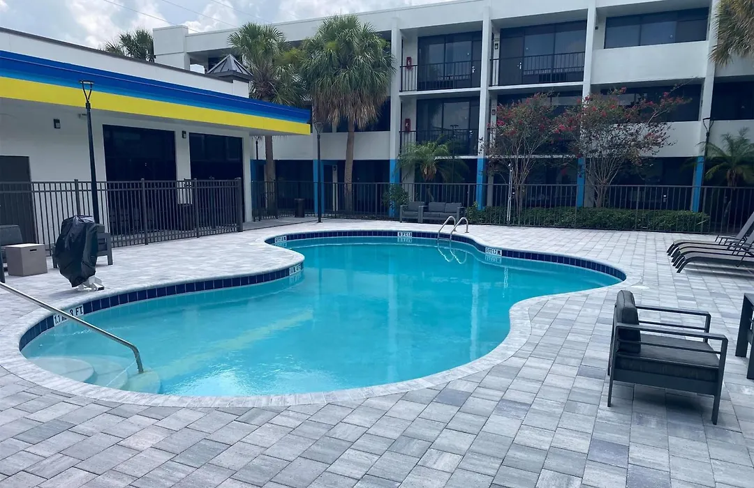 Days Inn & Suites By Wyndham Orlando Airport-1