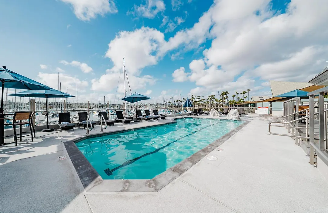 Bay Club Hotel And Marina-1