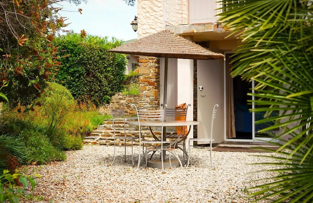 La Villa Nais PADEL&PISCINE -Suites&Appartements-1