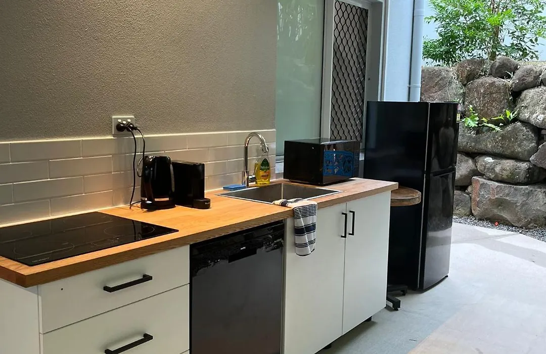 Palm Cove Studio Apartments-1
