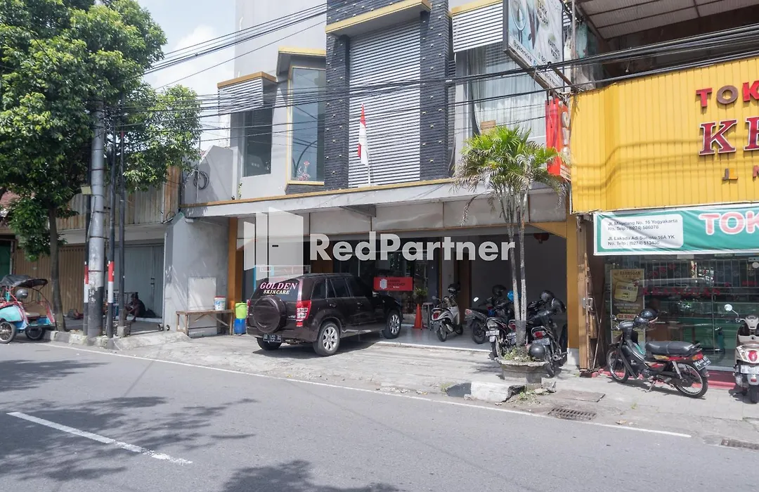 Crown Residence Hotel near Tugu Yogyakarta Mitra RedDoorz-1