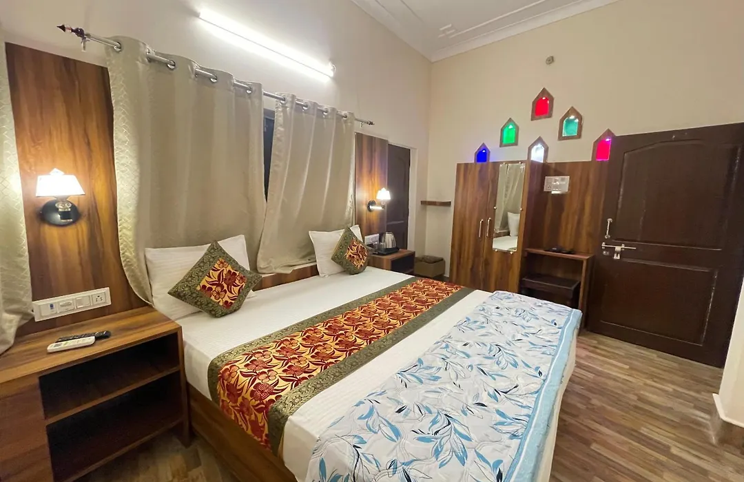 Kashi Ganga Ghat Guest House Near Kashi Vishwanath Temple-1