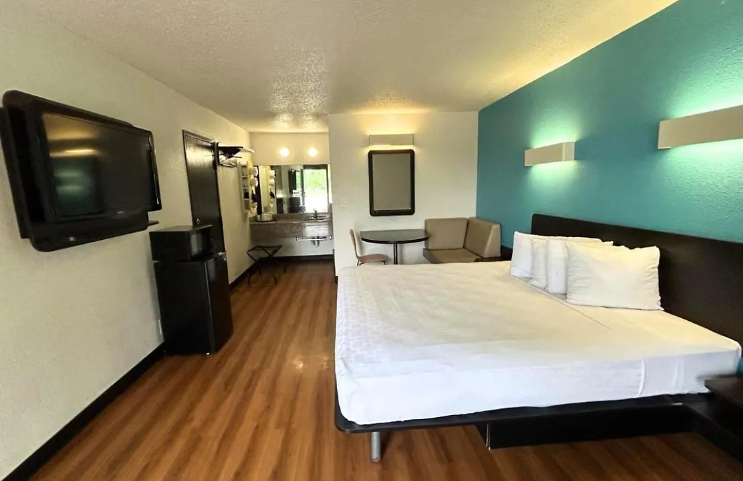 Blue Way Inn & Suites By Jasper Beeville-1