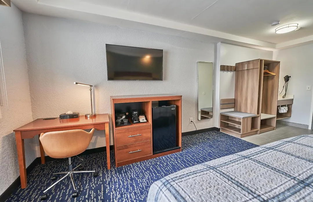 Hyannis Plaza Hotel-1