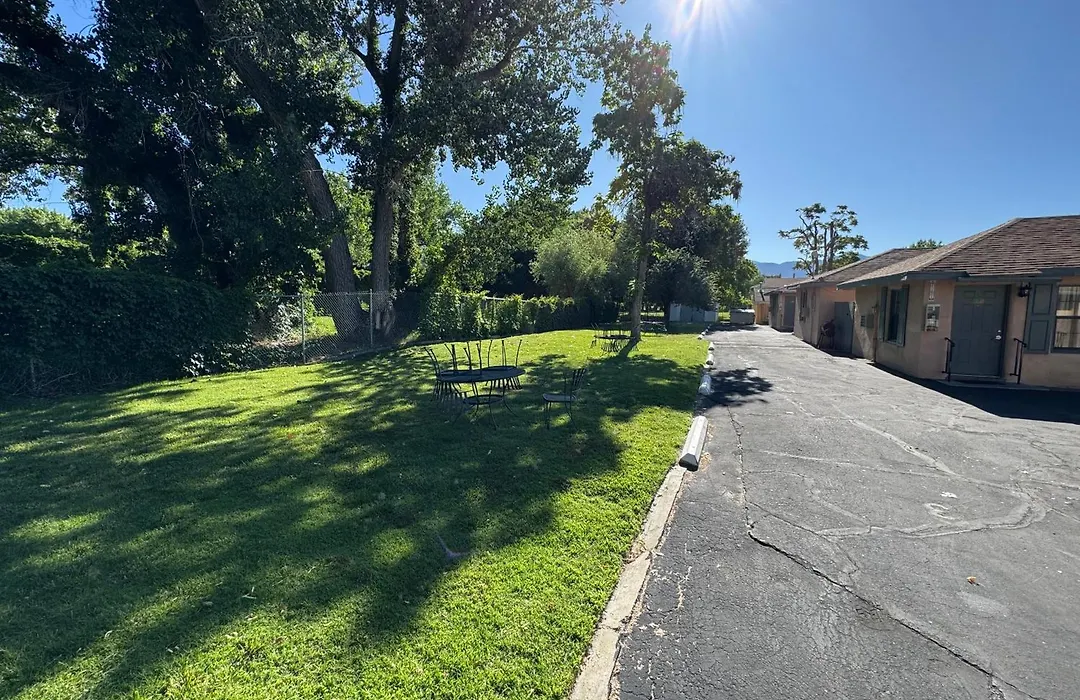Bishop Elms Motel-1