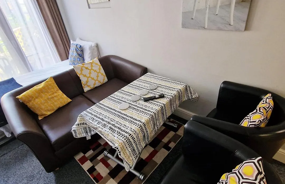City Center Ground Floor Flat With Patio &Parking-1