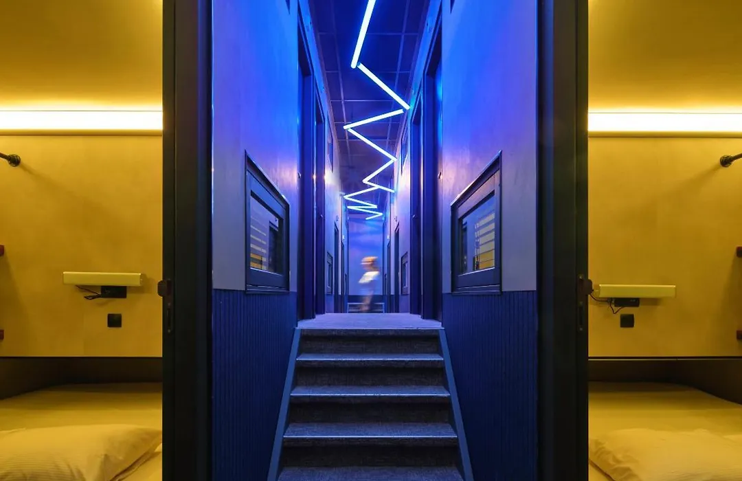 The Hyve Capsule hostel Amsterdam-1