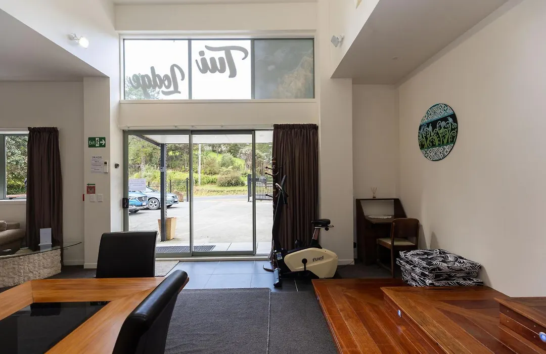 Tui Lodge Oakura-1