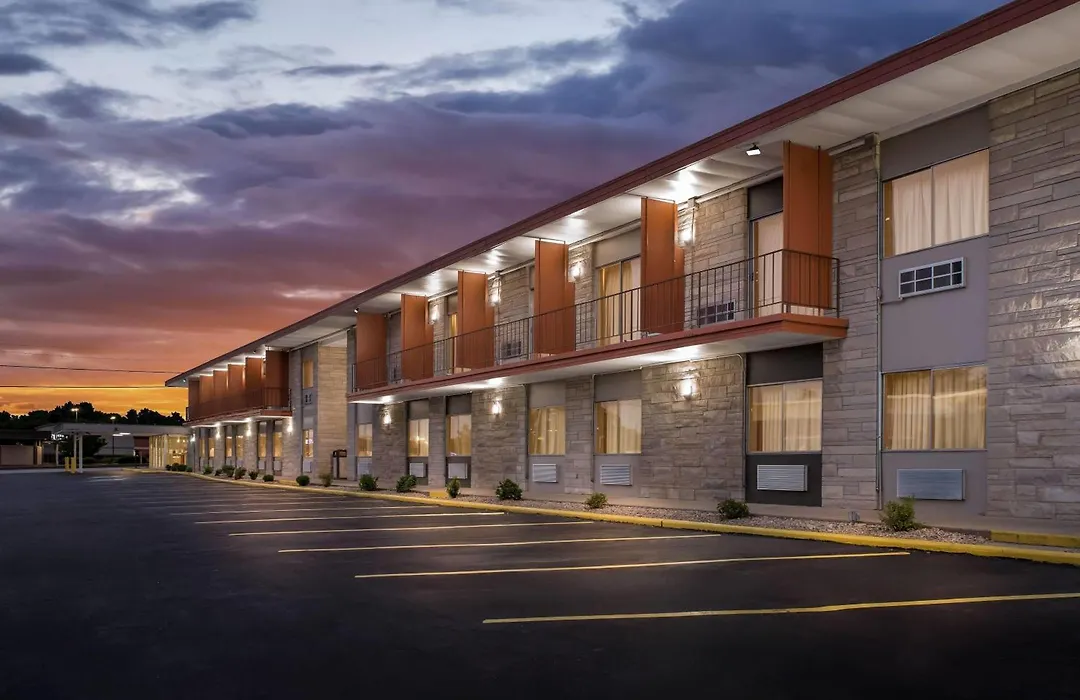 Travelodge By Wyndham Bloomington-1
