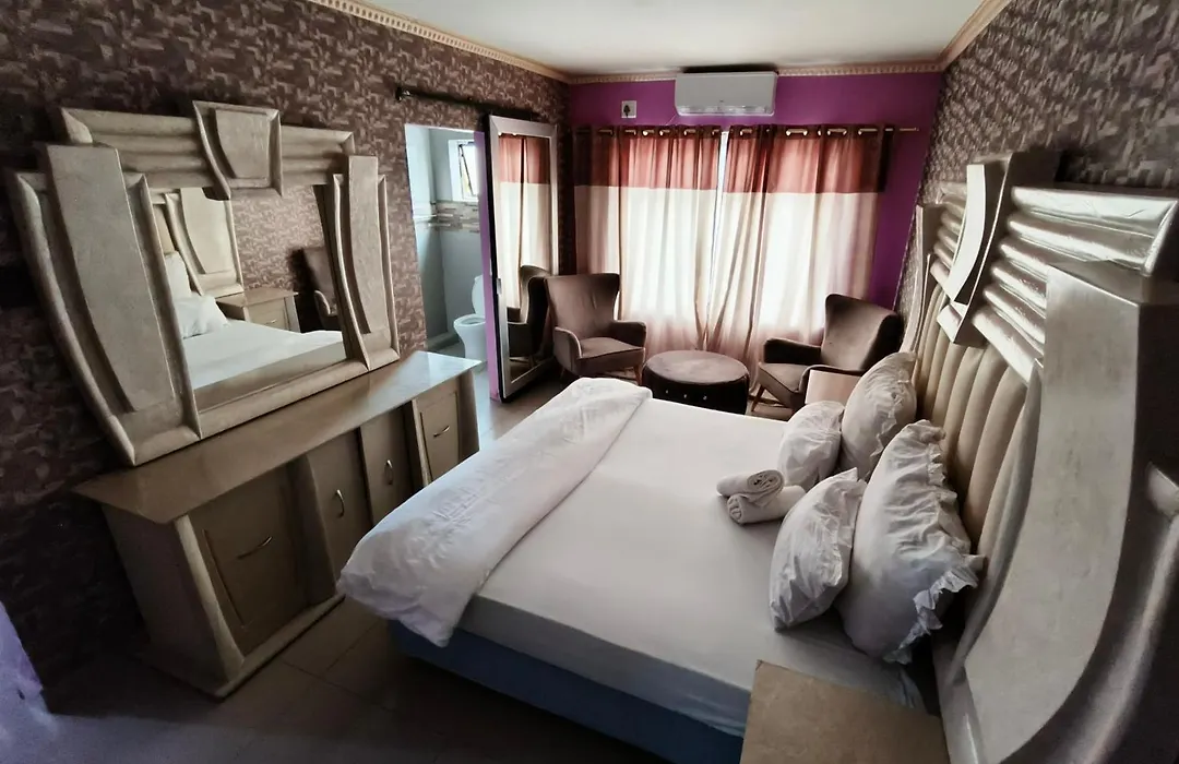 Alexzy'S Lodge Guesthouse-1