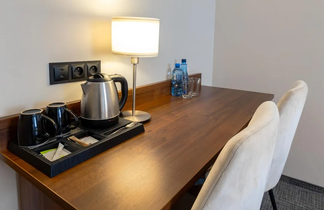 Hit Hotel-1