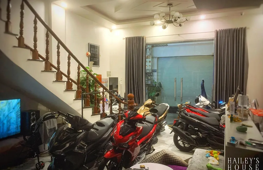 Hailey'S House-1
