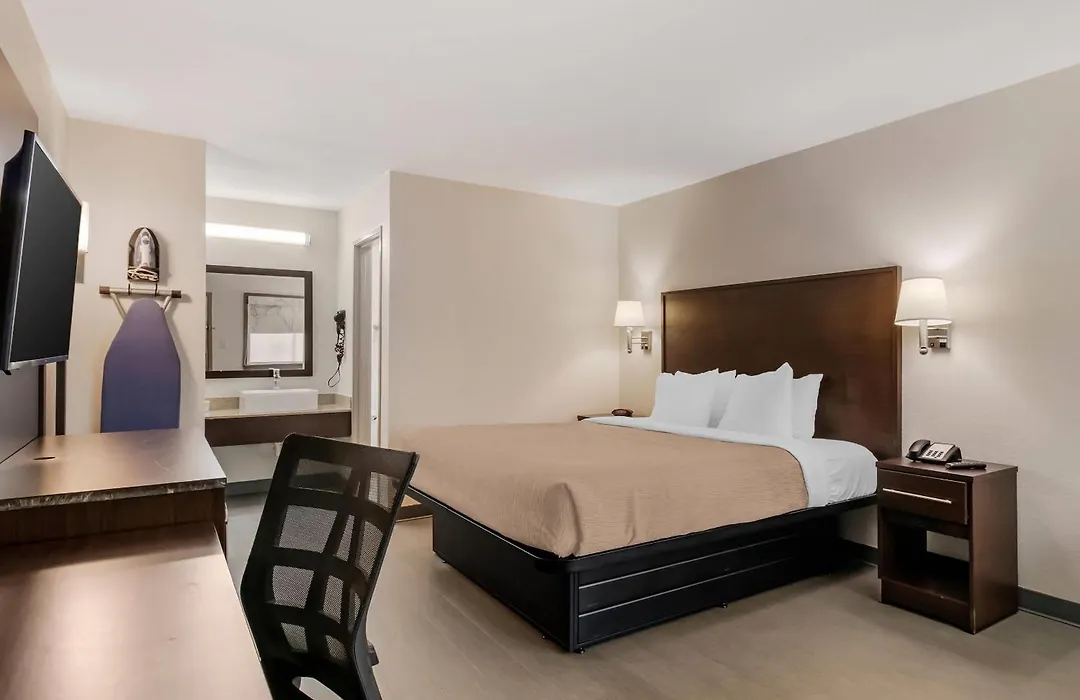 Quality Inn & Suites Near Six Flags And Medical Center-1