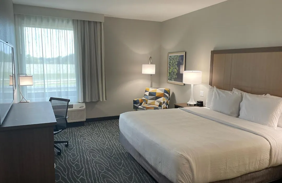 La Quinta Inn & Suites By Wyndham Valdosta-1