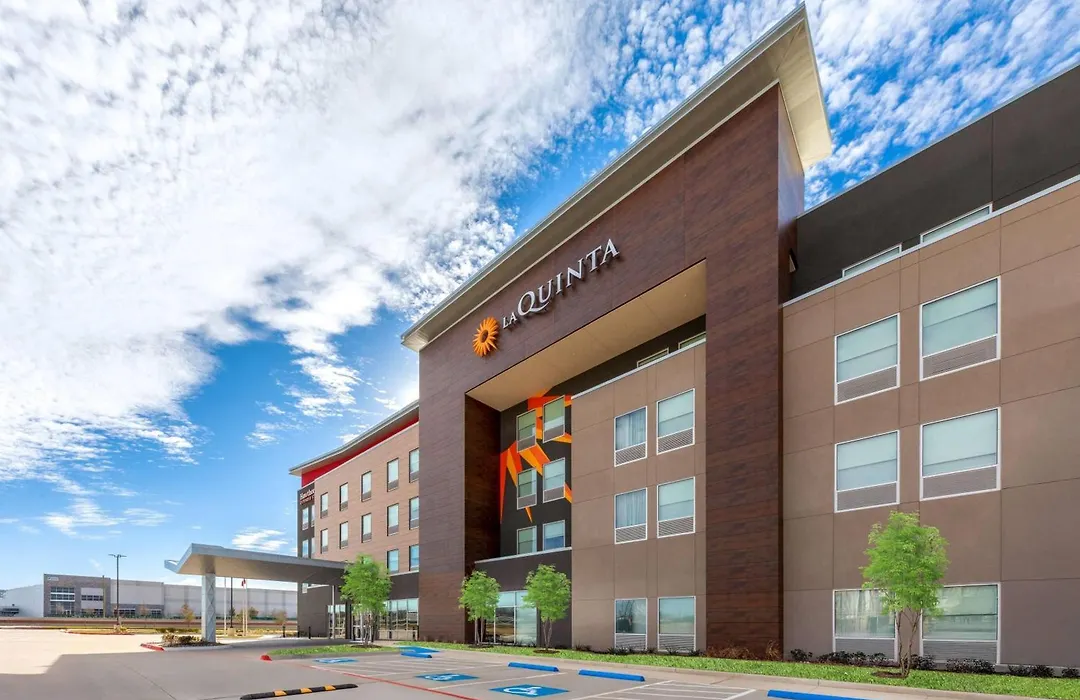 La Quinta Inn & Suites By Wyndham Desoto-1