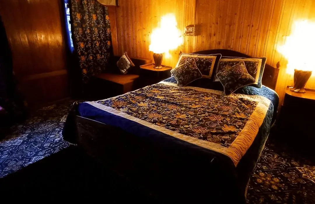 Merry Dawn Houseboat-1