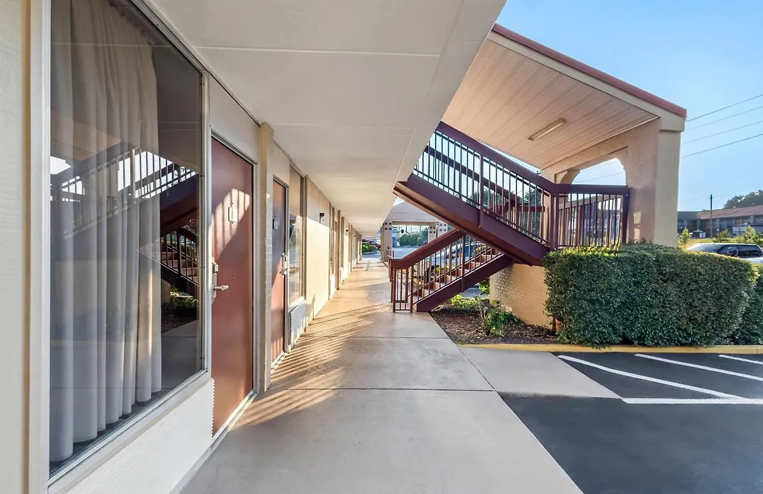 Super 8 By Wyndham Commerce-1
