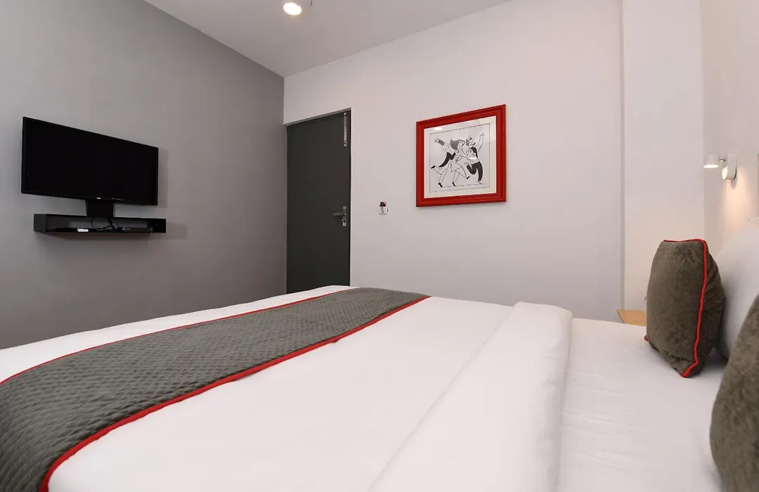 Super Townhouse Function Inn Near Chaudhary Charan Singh International Airport-1