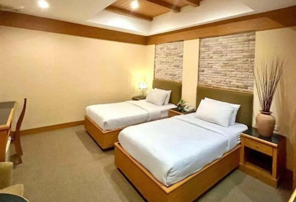 The Rich Hotel-1