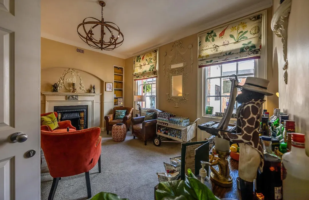 Darwins Townhouse-1
