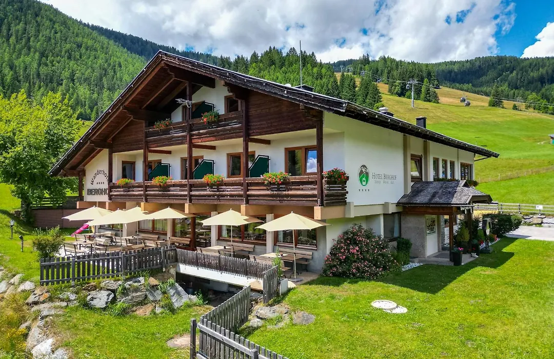 Schi- und Wanderhotel Berghof-1