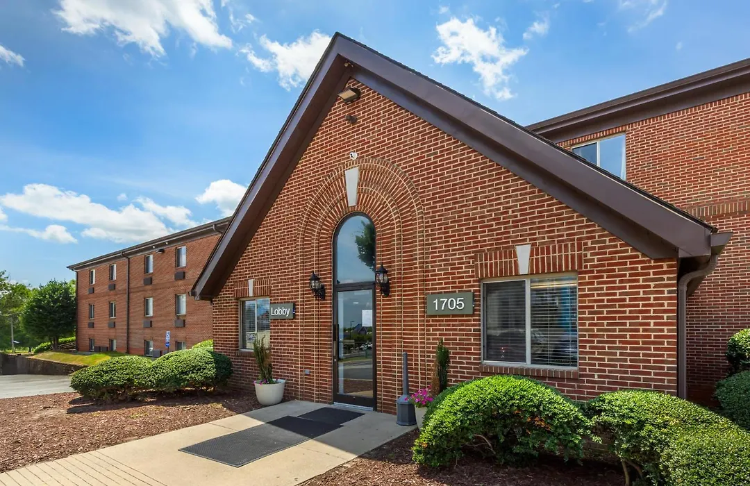 Hometowne Studios & Suites By Red Roof Greensboro-1