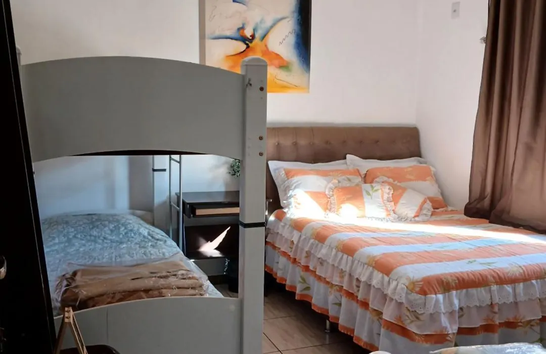 Edicula com um quarto banheiro e piscina e lazer-1