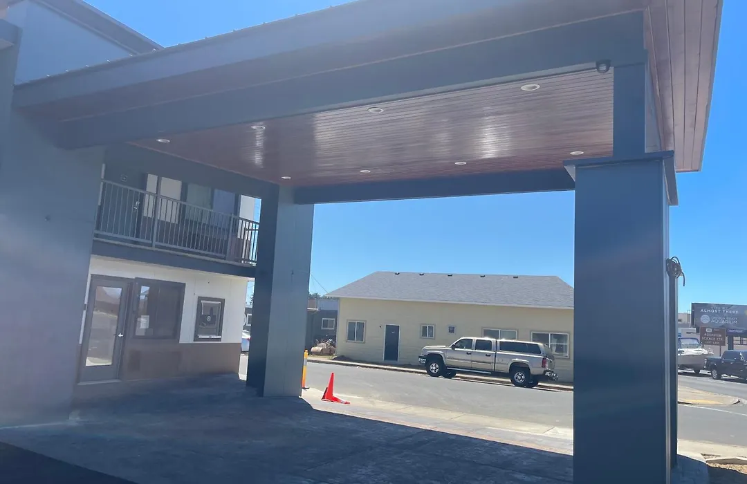 Seven Seas Inn & Suites-1
