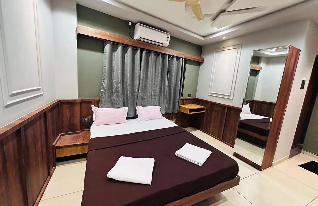 Hotel Majestic, Uchgaon Nh4-1