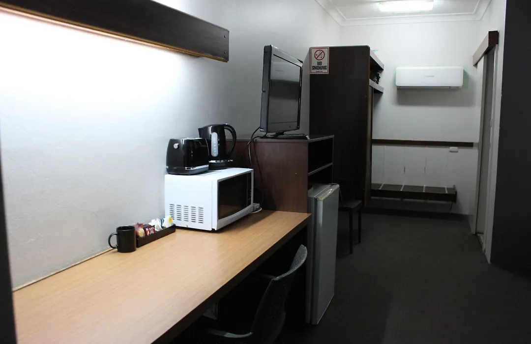 Palm And Pawn Motor Inn-1