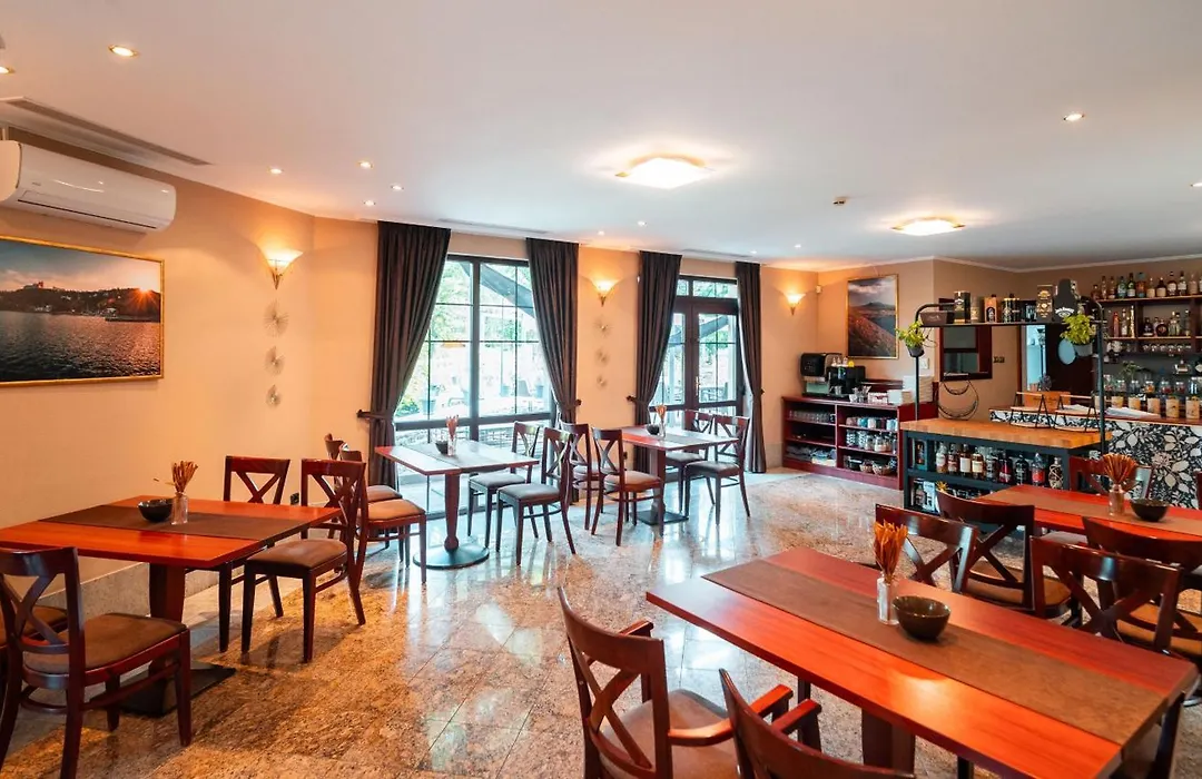 Hotel Tihany Atrium-1