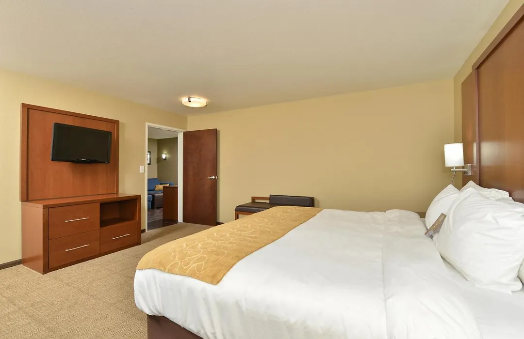 Comfort Suites Minot South-1