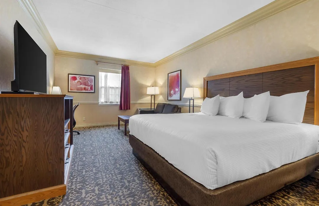 Best Western Parkway Inn & Conference Centre-1